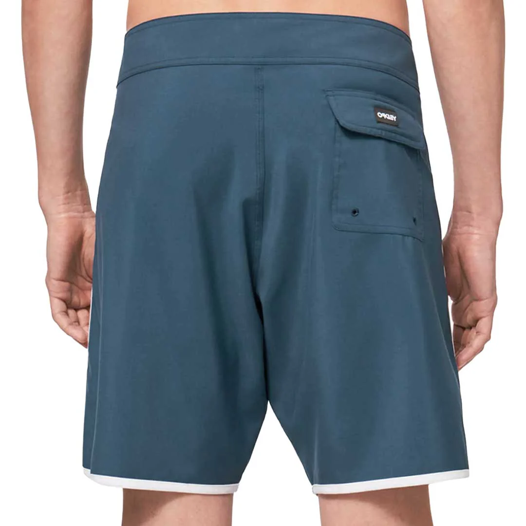 Oakley - Men's Solid Crest 19 Board Shorts (FOA401811 6A1) - Image 3